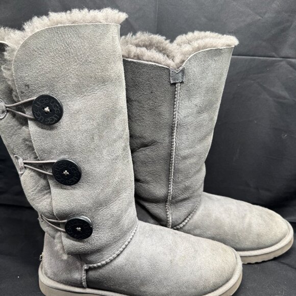 Ugg’s Bailey Buttonl lll Grey 1873 W/Grey Size 8,leather W/Sheepskin Lining. - Picture 4 of 8